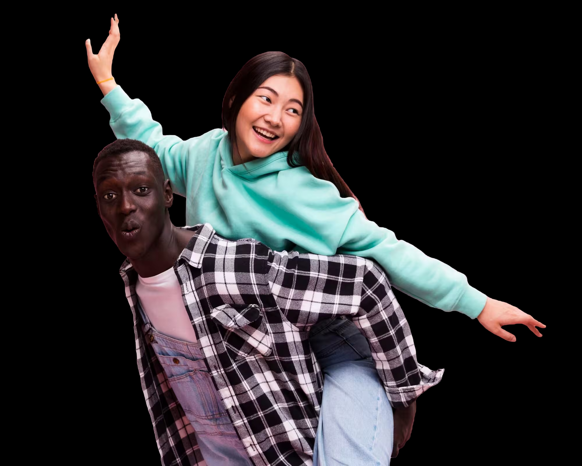 Zwei fröhliche junge Menschen vor dem Hintergrund einer Cannabis-Pflanze.