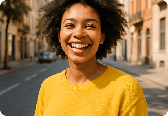 Glückliche Frau in Gelb auf der Straße